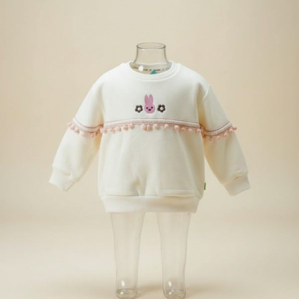 سويتشيرت أطفال أبيض بتصميم أرنب وبوم بوم وردي للراحة والأناقة اليومية