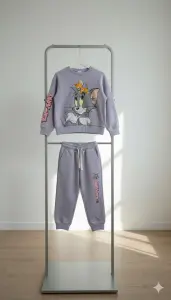 طقم أطفال توم وجيري عصري، سويتشيرت وبنطال رياضي مريح ومرح للاستخدام اليومي 1 WhatsApp Image 2025 11 21 at 5.06.04 PM 2