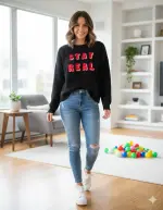 سويتشيرت نسائي شتوي قطن بتصميم STAY REAL، خامة ثقيلة وقصّة مريحة للإطلالات الكاجوال