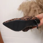 بوت نسائي بكعب عالي وطبعة جلد الفهد، دافئ وأنيق للمناسبات والحفلات، مثالي للإطلالات الرسمية والحفلات والمناسبات الخاصة - الصورة 4