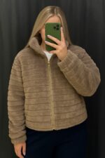 جاكيت نسائي فرو، جاكيت نسائي، جاكيت فرو، جاكيت شتوي، جاكيت بيج، فرو ناعم، جاكيت نسائي، موضة شتوية، ياقة مرتفعة، سحاب أمامي، أزياء كاجوال