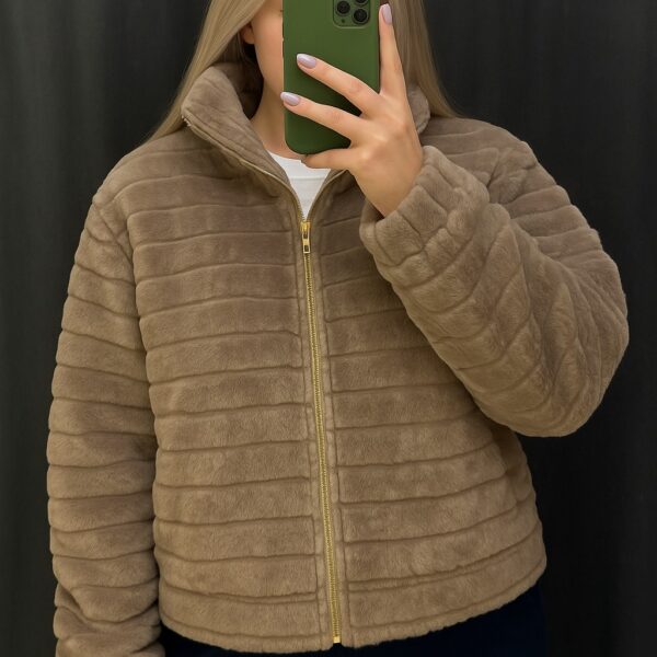 جاكيت نسائي فرو، جاكيت نسائي، جاكيت فرو، جاكيت شتوي، جاكيت بيج، فرو ناعم، جاكيت نسائي، موضة شتوية، ياقة مرتفعة، سحاب أمامي، أزياء كاجوال