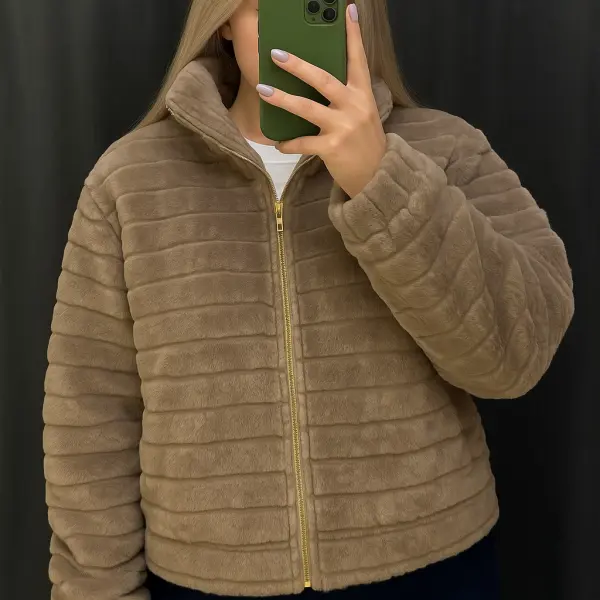 جاكيت نسائي فرو، جاكيت نسائي، جاكيت فرو، جاكيت شتوي، جاكيت بيج، فرو ناعم، جاكيت نسائي، موضة شتوية، ياقة مرتفعة، سحاب أمامي، أزياء كاجوال