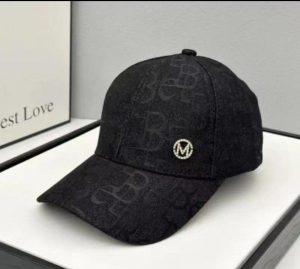 قبعة بيسبول نسائية مطرزة بحرف M، خفيفة الوزن قابلة للتعديل بتهوية شبكية، قبعة أنيقة للأنشطة الخارجية 2 WhatsApp Image 2025 12 13 at 6.05.45 AM