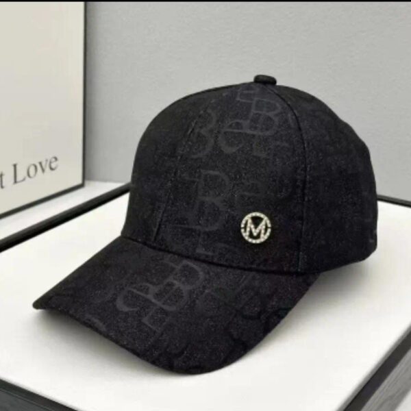 قبعة بيسبول نسائية – قبعة بيسبول – قبعة نسائية – قبعة مطرزة – قبعة M – قبعة خفيفة – قبعة كاجوال – قبعة صيفية – قبعة شبكية – قبعة قابلة للتعديل – قبعة خارجية