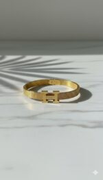 سوار يد نسائي ذهبي ستانلس ستيل، تصميم فاخر بقفل H مقاوم للصدأسوار يد نسائي ذهبي ستانلس ستيل، تصميم فاخر بقفل H مقاوم للصدأ