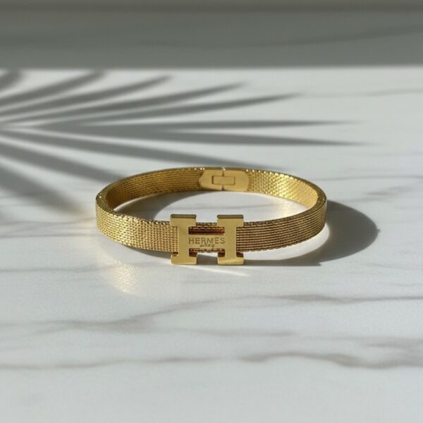 سوار يد نسائي ذهبي ستانلس ستيل، تصميم فاخر بقفل H مقاوم للصدأسوار يد نسائي ذهبي ستانلس ستيل، تصميم فاخر بقفل H مقاوم للصدأ