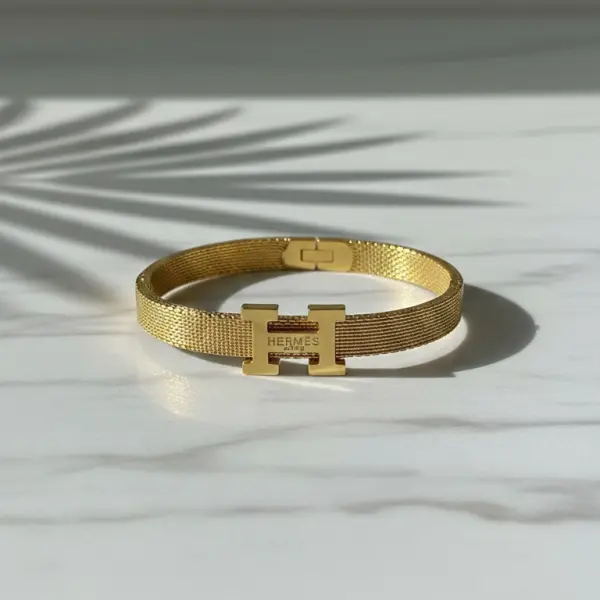 سوار يد نسائي ذهبي ستانلس ستيل، تصميم فاخر بقفل H مقاوم للصدأسوار يد نسائي ذهبي ستانلس ستيل، تصميم فاخر بقفل H مقاوم للصدأ
