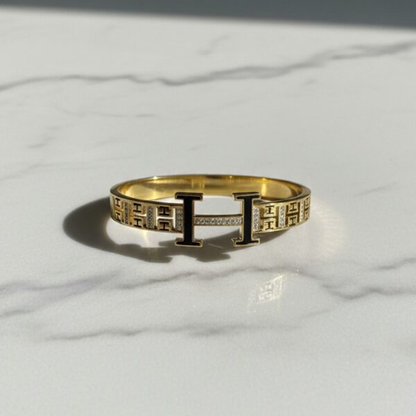 سوار نسائي هيرميس ذهبي فاخر، تصميم حرف H مزخرف بفصوص لامعة