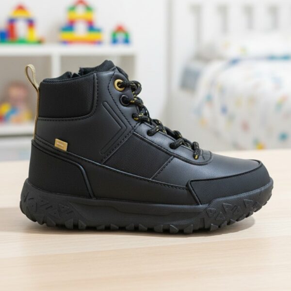 حذاء أطفال شتوي أسود، تصميم عصري بتفاصيل ذهبية ونعل مانع للانزلاق