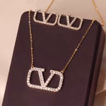 طقم مجوهرات نسائي فاخر بتصميم حرف V، مجوهرات أنيقة مناسبة لمختلف المناسبات الرسمية والاجتماعية