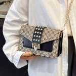 حقيبة كتف نسائية رمادي بنمط هندسي، سعة عالية وتصميم عملي للاستخدام اليومي