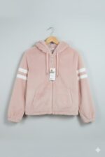 جاكيت نسائي شتوي جاكيت نسائي جاكيت شتوي جاكيت فرو ملابس شتوية نسائية جاكيت بقبعة جاكيت كاجوال فرو ناعم إطلالة شتوية أنيقة