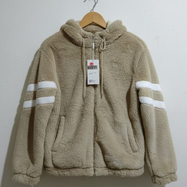 جاكيت نسائي شتوي جاكيت نسائي جاكيت شتوي جاكيت فرو ملابس شتوية نسائية جاكيت بقبعة جاكيت كاجوال فرو ناعم إطلالة شتوية أنيقة