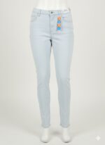 بنطلون جينز نسائي سكيني أزرق فاتح بخامة مرنة لإطلالة كاجوال أنيقة