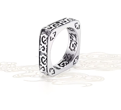 خاتم رجالي فاخر بتصميم مربع مستوحى من السحب الميمونة – خاتم أنيق بطابع فخم