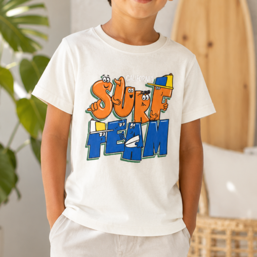 تيشرت أولادي صيفي قطن "Surf Team" باللون الكريمي وطبعة كرتونية مرحة – ماركة R&B
