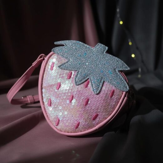 حقيبة كروس (شنطة) بناتي بتصميم "فراولة" ترتر (Sequins) وأوراق جليتر