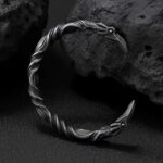 سوار رجالي معدني مجدول بتصميم عتيق مفتوح (Viking Style) - فضي داكن