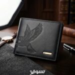 محفظة رجالية جلدية سوداء بنقش صقر بارز وشعار ذهبي مدمج