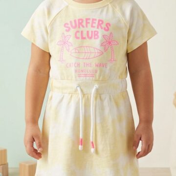 فستان بناتي قطن صيفي كاجوال بنمط التاي داي الأصفر وطبعة Surfers Club الوردية – خصر مطاطي برباط
