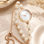 ساعة "لؤلؤة الزمان" (Pearl Elegance) – سوار من اللؤلؤ الطبيعي وتصميم ذهبي ناعم