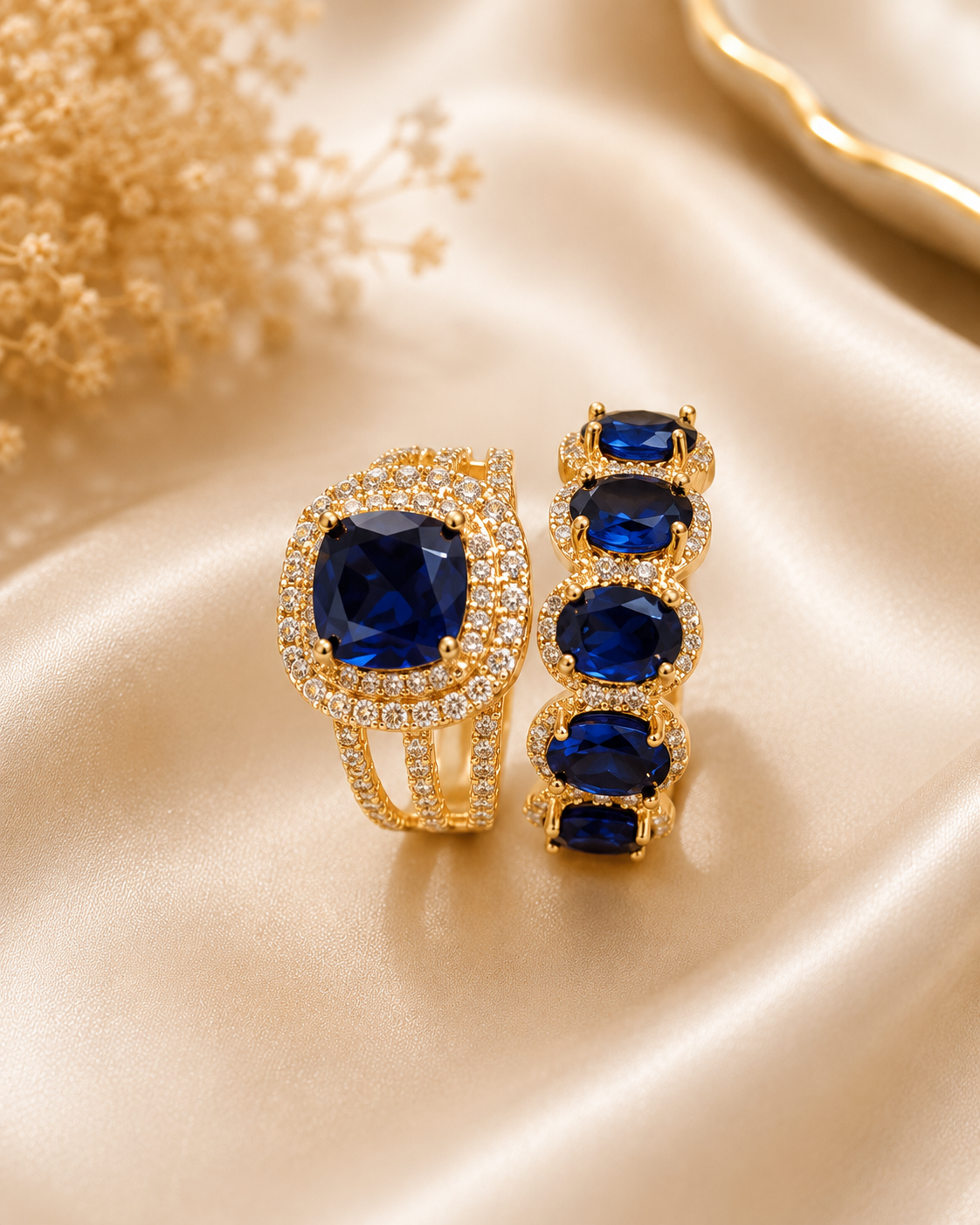 ChatGPT Image Jun 6, 2026, 01_25_07 PM طقم "ملكيات الياقوت" (Sapphire Royalty) – خاتم سوليتير بقطع وسادة مع خاتم مرصع – ذهب وأحجار زرقاء فاخرة - الصورة 1