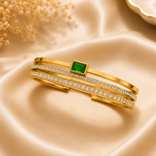 سوار "الزمرد الملكي" (Royal Emerald Cuff) – تصميم متعدد الطبقات مع حجر زمرد أخضر