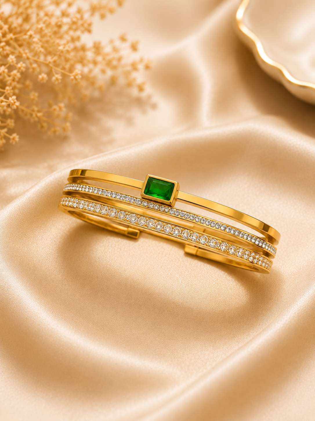 ChatGPT Image Jun 6, 2026, 01_27_32 PM سوار "الزمرد الملكي" (Royal Emerald Cuff) – تصميم متعدد الطبقات مع حجر زمرد أخضر - الصورة 1