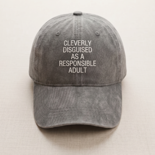 قبعة "Responsible Adult" بعبارة مرحة – تصميم بلمسة عتيقة (Vintage) – لون رمادي مغسول (متجر تَسَوق)