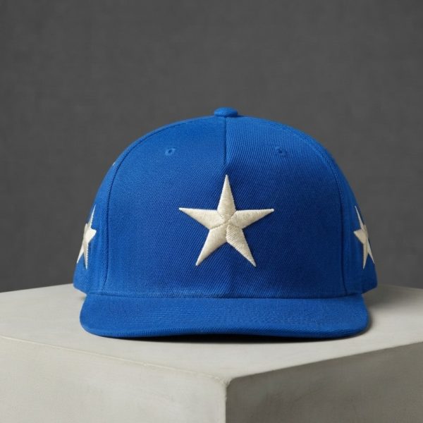 قبعة "النجمة الساطعة" (Star Snapback) – تصميم عصري بحافة مسطحة (متجر تَسَوق)