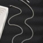 سلسلة "الكلاسيكية العصرية" (Cuban Chain) – لون فضي بلمعة معدنية – تصميم بسيط وأنيق
