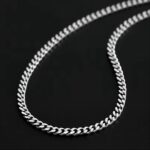 سلسلة "الفخامة الكوبية" (Cuban Chain) – لون فضي بلمعة معدنية مكثفة – تصميم عصري متين