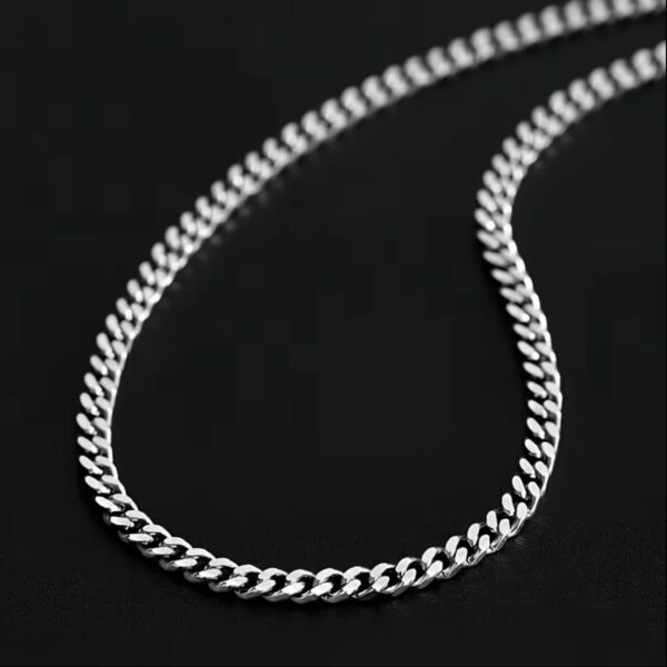 سلسلة "الفخامة الكوبية" (Cuban Chain) – لون فضي بلمعة معدنية مكثفة – تصميم عصري متين