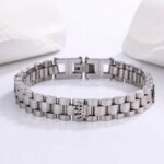 سوار شبابي فاخر "ساعة الملك" (Crown Link Bracelet) – تصميم معدني مستوحى من وصلات الساعات – لون فضي