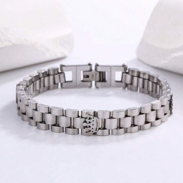 سوار شبابي فاخر "ساعة الملك" (Crown Link Bracelet) – تصميم معدني مستوحى من وصلات الساعات – لون فضي