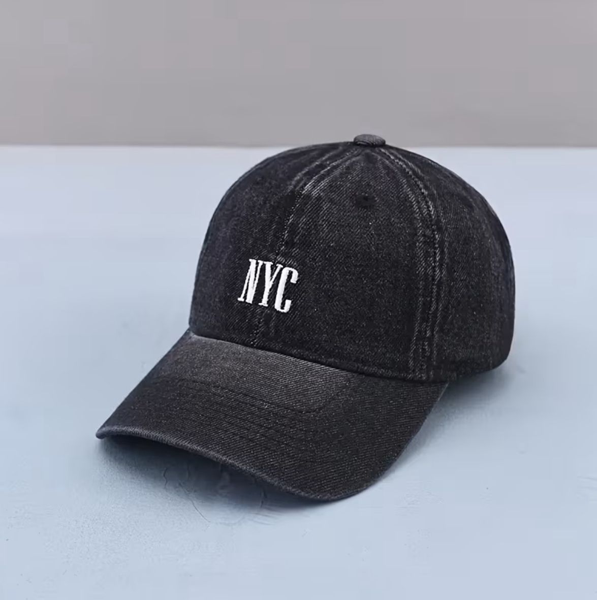 قبعة "NYC" الكلاسيكية – تصميم الدنيم الأسود (Denim Black) – مظهر عصري وعملي (متجر تَسَوق) قبعة "NYC" الكلاسيكية – تصميم الدنيم الأسود (Denim Black) – مظهر عصري وعملي (متجر تَسَوق)