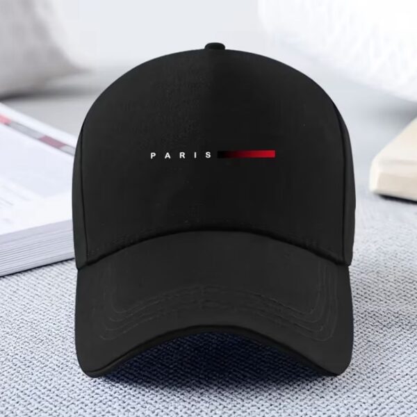 قبعة "سحر باريس" (Paris Chic Cap) – تصميم بسيط مع لمسة لونية – متوفرة باللونين الأسود والأبيض (متجر تَسَوق)