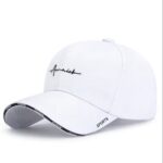قبعة "لمسة الموضة" (Fashion Statement Cap) – تصميم مطرز بأسلوب "Fashion" و"Sports" – متوفرة باللونين الأسود والأبيض (متجر تَسَوق)