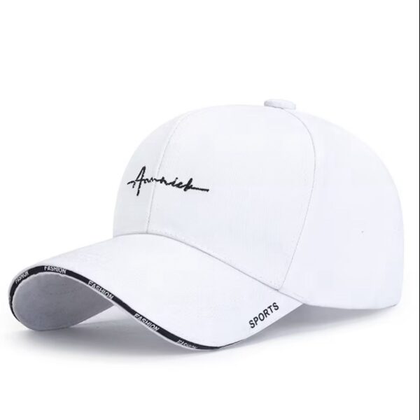 قبعة "لمسة الموضة" (Fashion Statement Cap) – تصميم مطرز بأسلوب "Fashion" و"Sports" – متوفرة باللونين الأسود والأبيض (متجر تَسَوق)