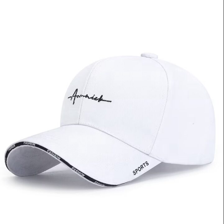 قبعة "لمسة الموضة" (Fashion Statement Cap) – تصميم مطرز بأسلوب "Fashion" و"Sports" – متوفرة باللونين الأسود والأبيض (متجر تَسَوق)
