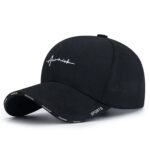 قبعة "لمسة الموضة" (Fashion Statement Cap) – تصميم مطرز بأسلوب "Fashion" و"Sports" – متوفرة باللونين الأسود والأبيض (متجر تَسَوق)