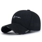 قبعة "لمسة الموضة" (Fashion Statement Cap) – تصميم مطرز بأسلوب "Fashion" و"Sports" – متوفرة باللونين الأسود والأبيض (متجر تَسَوق)