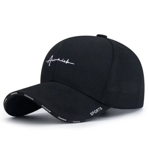 قبعة "لمسة الموضة" (Fashion Statement Cap) – تصميم مطرز بأسلوب "Fashion" و"Sports" – متوفرة باللونين الأسود والأبيض (متجر تَسَوق)