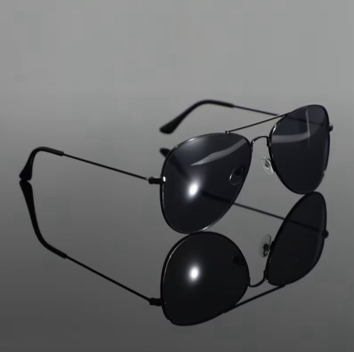 نظارة "طيار السماء" (Aviator Classic) – تصميم الطيار الكلاسيكي – إطار أسود فخم (متجر تَسَوق) نظارة "طيار السماء" (Aviator Classic) – تصميم الطيار الكلاسيكي – إطار أسود فخم (متجر تَسَوق)
