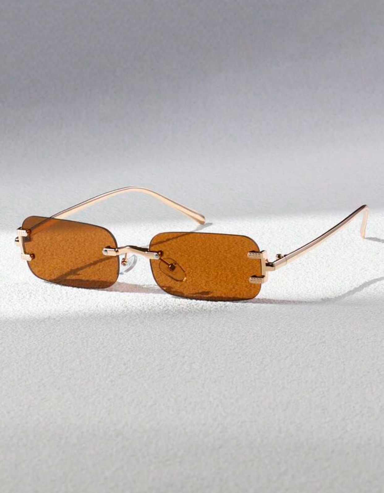 نظارة "الرؤية الذهبية" (Golden Vision) – تصميم مستطيل بدون إطار (Rimless) – عدسات بنية وإطار ذهبي (متجر تَسَوق) نظارة "الرؤية الذهبية" (Golden Vision) – تصميم مستطيل بدون إطار (Rimless) – عدسات بنية وإطار ذهبي (متجر تَسَوق)