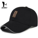 قبعة "إيديكو" الرياضية (Ediko Sport Cap) – تصميم كلاسيكي مع رقعة جلدية – متوفرة باللونين الأسود والأبيض (متجر تَسَوق)