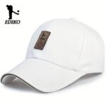 قبعة "إيديكو" الرياضية (Ediko Sport Cap) – تصميم كلاسيكي مع رقعة جلدية – متوفرة باللونين الأسود والأبيض (متجر تَسَوق)