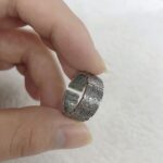 خاتم "النقوش العتيقة" – تصميم تراثي محفور بالكامل – معدن فضي عتيق (متجر تَسَوق)