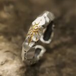 خاتم "نور الشمس" (Sunburst Ring) – تصميم تراثي محفور بنقشة الشمس الذهبية – نمط مفتوح (متجر تَسَوق)